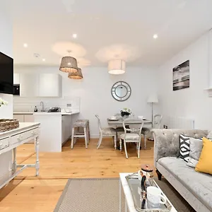 https://the-mews-stylish-central-brighton-townhouse-up-to-6-guests.brighton-hotels-england.com